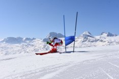 Foto: SC-Dachstein 
Rennläuferin vor dem Dachstein Welterbe
