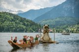 Die Präsentation der beeindruckenden Narzissenfiguren auf dem Altausseer See ist ein besonderes Erlebnis.
Fotos: Herbert Sams/Narzissenfestverein