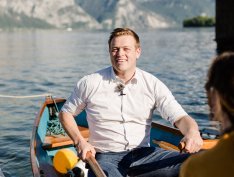Bildtext: Landesrat Stefan Kaineder bei einer Bootsfahrt im Salzkammergut
Foto: Land OÖ