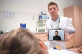 DGKP Dominik Schilcher: „Sowohl die PatientInnen als auch wir profitieren vom Video-Dolmetschsystem“. 
Fotocredit: OÖG