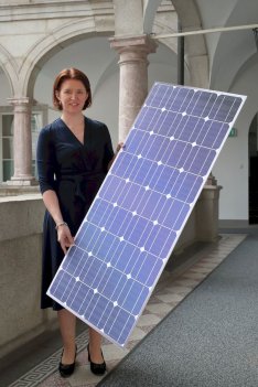 Foto: Land OÖ, Verwendung mit Quellenangabe
Bildtext: Landesrätin Michaela Langer-Weninger freut sich über den Ausbau der grünen Energie an Landwirtschaftlichen Fachschulen