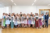 Die AbsolventInnen der Schule für Gesundheits- und Krankenpflege Bad Ischl mit ihren GratulantInnen.
Fotocredit: OÖG