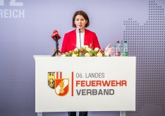 Feuerwehr-LRin Langer-Weninger betont: „Investieren wir in unsere Feuerwehren, so investieren wir in die Sicherheit der Oberösterreicherinnen und Oberösterreicher!“
Foto: OÖLFV/Wilflingseder,