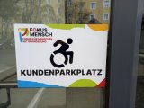 Auch wenn es das Symbolbild so suggeriert, Behindertenparkplätze sind nicht nur für Rollstuhlfahrerinnen bzw. Rollstuhlfahrer vorgesehen. -- Fotos (© Fokus Mensch):