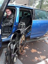 Wer mit dem Rollstuhl unterwegs ist und ein entsprechendes Verladegerät für das Auto hat, braucht einen Parkplatz mit erweiterter Breite.
Behindertenparkplätze -- Fotos (© Fokus Mensch):