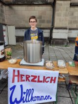 „Essen für die Seele“: Schülerinnen und Schüler am Gymnasium Petrinum in Linz versorgen regelmäßig obdachlose Menschen mit warmen Mahlzeiten. Credit: OÖRK/Petrinum