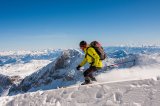 Die berühmte Dachsteinüberquerung bietet mit 25 Kilometern eine der längsten Skiabfahrten im Alpenraum -- Credit: Filzmoos Tourismus / Coen Weesjes