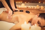 Foto WIFI OÖ GmbH
Fototext: Die Hot Stone Massage verwöhnt Körper und Seele und löst Verspannungen