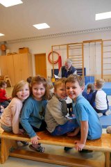 Zum Vorlesetag am 23. März kam auch Rotkreuz-Präsident Dr. Aichinger Walter für einen Vorlese-Besuch in den Kindergarten, hier in Krenglbach. Credit: OÖRK
