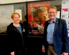 Der für den Filmpreis des Europäischen Parlaments Lux nominierte Film „Close“ wurde in Ebensee gezeigt. Riki Müllegger vom Kino Ebensee mit Europaabgeordneten Hannes Heide.