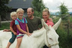 Familie Roider: Elias, Elisa, Andreas, Yvonne
© ServusTV / Hannes Schuler