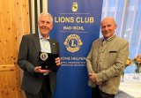 Othmar Berner (rechts) übergibt die Insignien und die Leitung des Lions Clubs Bad Ischl für ein Jahr an Gerold Schodterer - Foto: © Lions Club-Grill