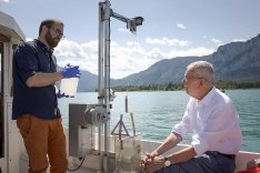 -P-Lechner: Doktorand Hans Rund berichtet dem Herrn Bundespräsidenten, wie der Nachweis von UmweltDNA aus dem Seewasser für den Nachweis von Fischarten Anwendung findet.