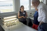 P-Lechner: Doktorandin Magdalena Purker präsentiert Blaualgen (Cyanobakterien) mit verschiedenen Farbpigmenten aus dem Mondsee