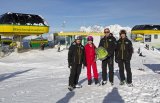 Bildtext: Mit einem Planai Goodie-Bag, übergeben von Geschäftsführer Dir. Georg Bliem und dem Team Planai, wurde Theresa Pichler aus Schladming am ersten Skitag auf der Planai überrascht. © Herbert Raffalt,