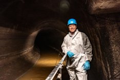 Umwelt- und Klima-Landesrat Stefan Kaineder stieg in die Linzer Kanalisation ab. Foto: Land OÖ/Tina Gerstmair,